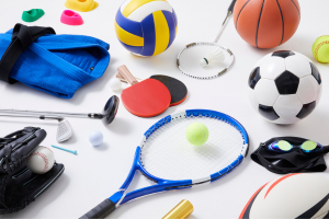 Verschiedene Sportgeräte wie Fußball, Basketball, Tennisschläger, Tischtennisschläger und Schwimmbrille.